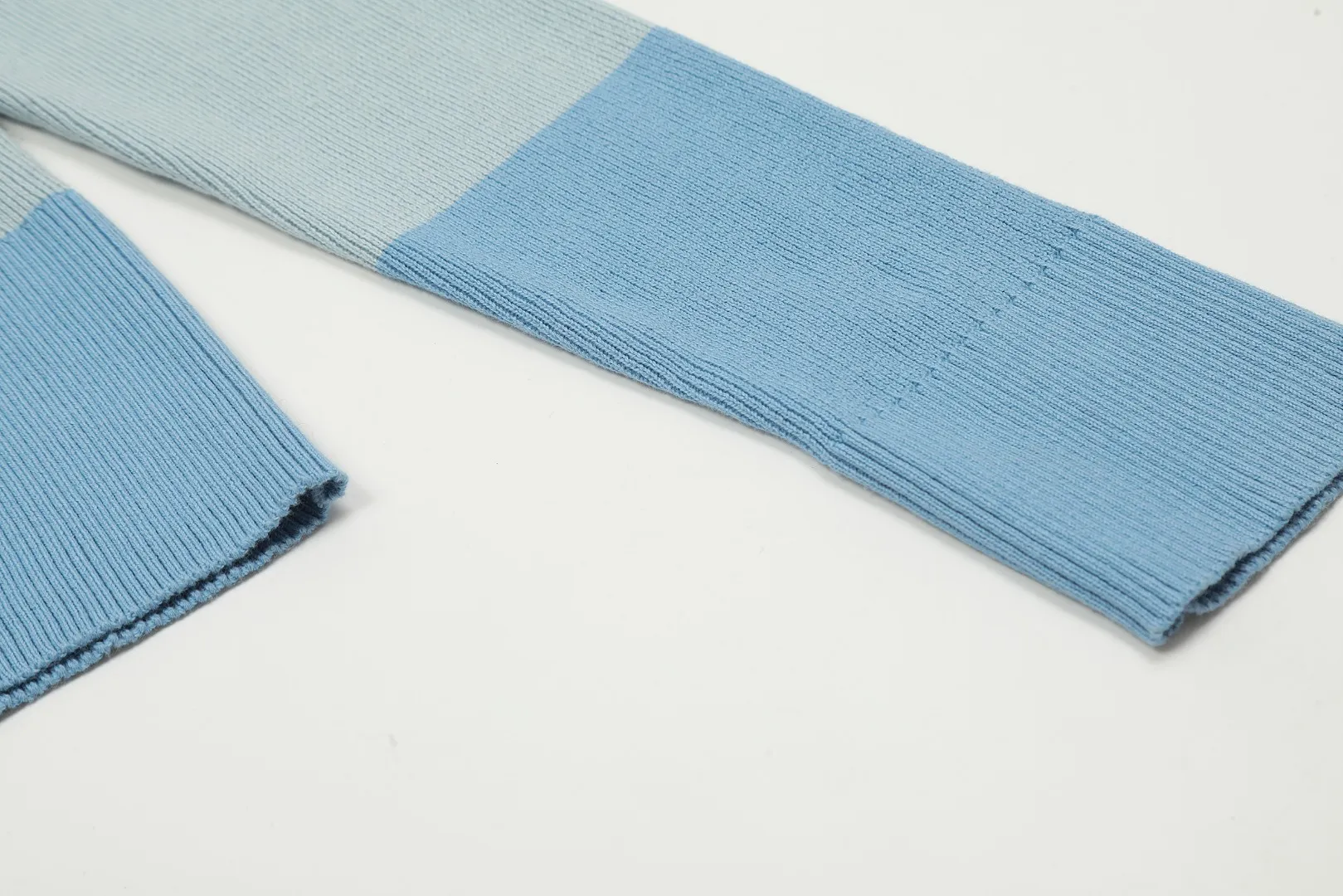 vivienne west wood Vivienne contrasting high-end Korean style cardigan knitted sweater wool 2024 autumn latest 🧩 15% merino cotton wool 85% wool blend 🧩Correct Italian 🇮🇹100% wool washed wheat logo Size: S -M- L Color: blue pink black gray